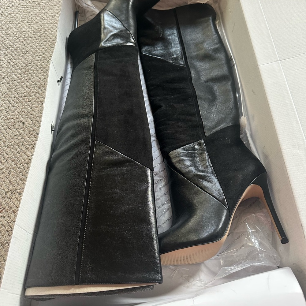 Elegant Black Heeled Boots with Stiletto Heel